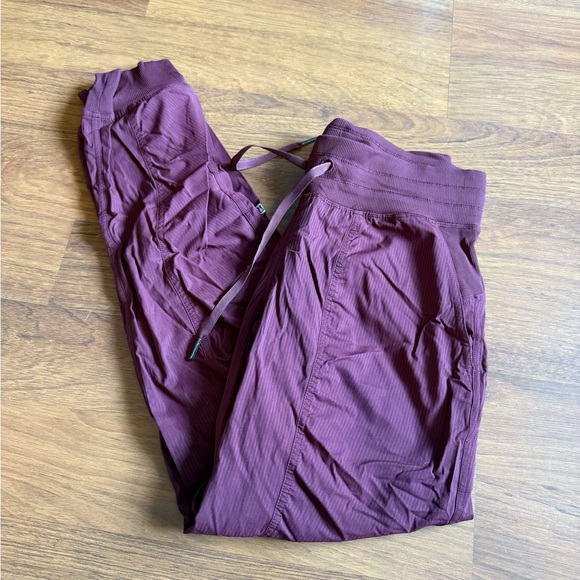 Never Worn Lululemon Dance studio joggers size 4! - Picture 6 of 6